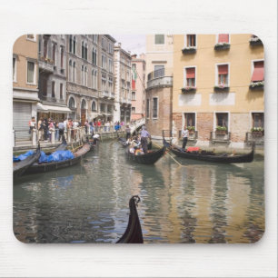 Gondolas in een kanaal, Venetië, Italië Muismat