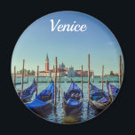 Gondolas in Venetië, Italië Magneet<br><div class="desc">Waterverf schilderij van gondolas pier row verankerde foto op Canal Grande met de San Giorgio Maggiore-kerk op de achtergrond, Venetië, Italië. Parkeergondelas op Piazza San Marco.</div>