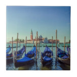Gondolas in Venetië, Italië Tegeltje<br><div class="desc">Waterverf schilderij van gondolas pier row verankerde foto op Canal Grande met de San Giorgio Maggiore-kerk op de achtergrond,  Venetië,  Italië. Parkeergondelas op Piazza San Marco.</div>