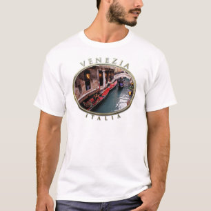 Gondolas op een Venetiaans kanaal T-shirt