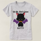 Gone Batty Halloween Black Kitten met BBT Wings T-shirt (Design voorkant)