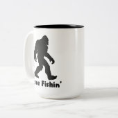 Gone Fishin’ Bigfoot Sasquatch Tweekleurige Koffiemok (Voorkant links)