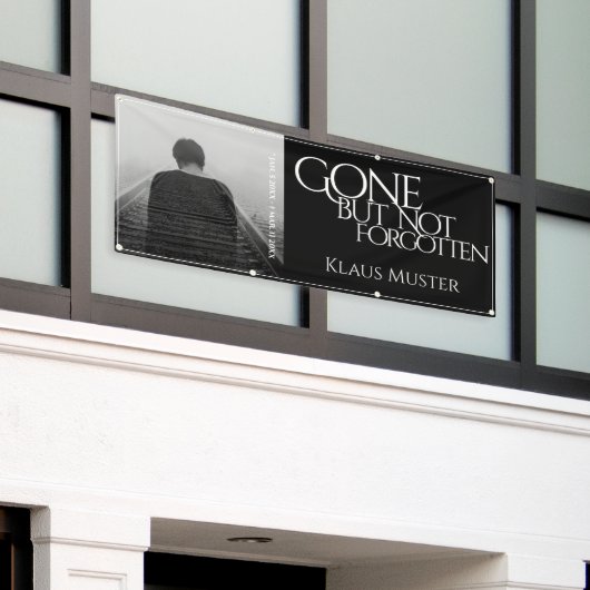 Gone, maar niet vergeten - Donker Spandoek (Buitenkant Gebouw)