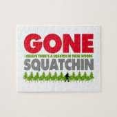 Gone Squatchin Bigfoot die zich in Bossen verbergt Legpuzzel (Horizontaal)