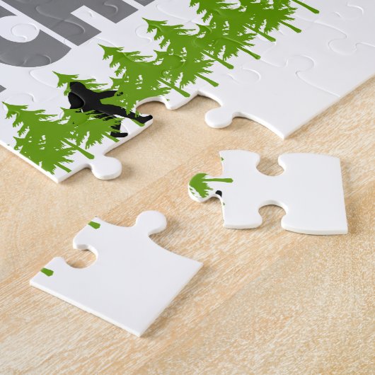 Gone Squatchin Bigfoot die zich in Bossen verbergt Legpuzzel (Zijkant)