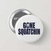 GONE SQUATCHIN *Deluxe* Bobo Gear Finding Bigfoot Ronde Button 5,7 Cm (Voorkant /achterkant)