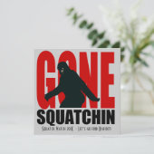 Gone Squatchin Funny Bigfoot Hunting Invitation Kaart (Staand voorkant)