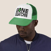 Gone Squatchin (groene logo) Trucker Pet (In situ)
