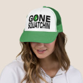 Gone Squatchin (groene logo) Trucker Pet (In situ)