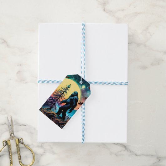 Gone Squatchin' Kleurrijke Sasquatch Landschap Cadeaulabel (Met Touw)