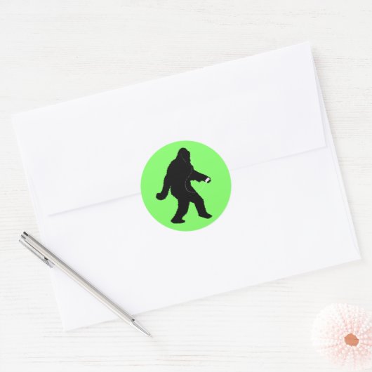 Gone Squatchin' met oordopjes Ronde Sticker (Envelop)