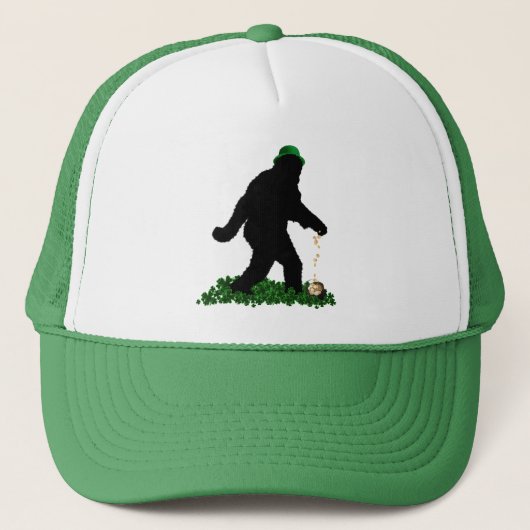 Gone Squatchin' op St. Patrick's Dag Trucker Pet (Voorkant)