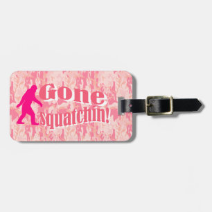 Gone squatchin roze camo bagagelabel