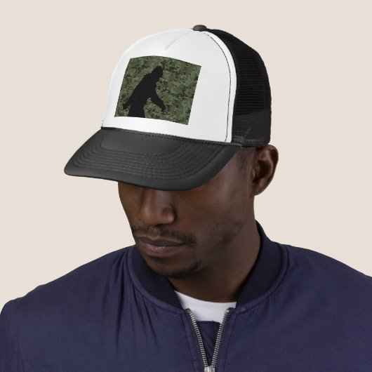 Gone Squatchin Silhouette op Digital Camouflage Trucker Pet (In situ)