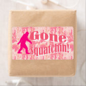 Gone Squatching op roze camouflage Etiket (Insitu)