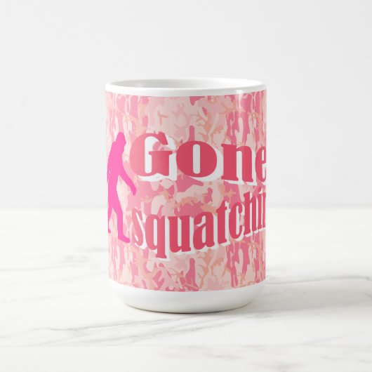Gone Squatching op roze camouflage Koffiemok (Center)