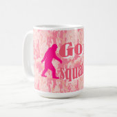 Gone Squatching op roze camouflage Koffiemok (Voorkant links)