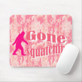 Gone Squatching op roze camouflage Muismat (Met muis)