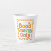 "Good Energy Only" 70s Style Typography Latte Mok (Voorkant)