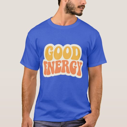 GOOD ENERGY Retro Wavy Text – T-Shirt (Voorkant)