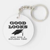 Good Looks and Now a Diploma Too Funny Graduation Sleutelhanger (Achterkant)