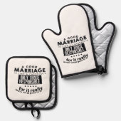 Good Marriage is Like a Casserole Ovenwant & Pannenlap Set (Voorkant / Achterkant)