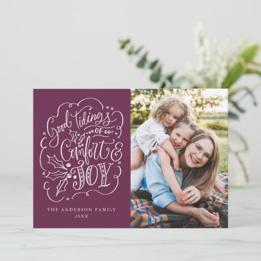 Good Tidings of Comfort & Joy Typography Paars Feestdagenkaart (Staand voorkant)