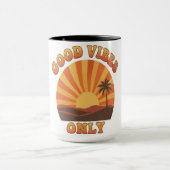 Good Vibes Only Mug – Retro Sunburst Positivity Cu Mok (Midden)