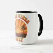 Good Vibes Only Mug – Retro Sunburst Positivity Cu Mok (Voorkant rechts)
