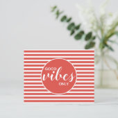 Good Vibes Only Red & White Typography Quote Aankondigingskaart (Staand voorkant)