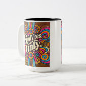 Good Vibes Only retro psychedelisch Tweekleurige Koffiemok (Voorkant links)