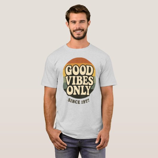 Good Vibes Only Since 1977 Retro T-Shirt (Voorkant volledig)