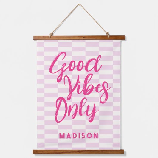 Good Vibes Pink Script + Patroon met naam Teen Roo Hangend Wandkleed (Voorkant)