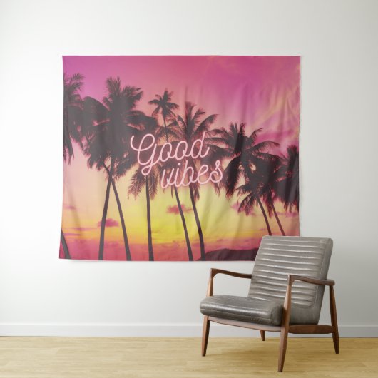 Good Vibes Tropical Pink Sunset Beach Palm Tree Wandkleed (In Situ (horizontaal))