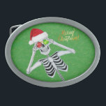 Goofy Skelet Ornamenten Santa Hat op Groen Gesp<br><div class="desc">Deze riemgesp heeft een goofy skelet dat twee glanzende Christmas Ball-Ornamenten voor zijn ogen vasthoudt en een rode kerstmuts draagt op een groene achtergrond met gouden vlekken. Vrolijke kersttekst in goud.</div>