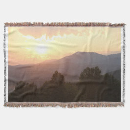 Gooi deken met zonsopgang in de bergen.