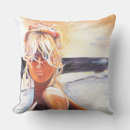 Gooi kussen met blond meisje op het strand