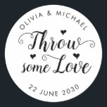 Gooi wat Liefde Confetti Wedding Favor Script Ronde Sticker<br><div class="desc">Een Classic Black Confetti Favor Wedding Label Sticker met "Throw Some Love" in een rustieke,  moderne lettertype kalligrafie en hartaccenten. U kunt het gemakkelijk personaliseren met uw namen en trouwdatum.</div>