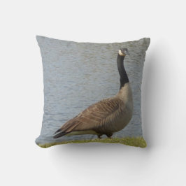Goose by Pond Sierkussen