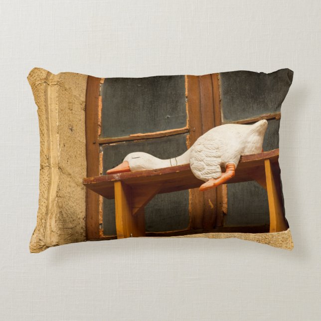 Goose Resting on a Bench Accent Pillow Kussen (Voorkant)