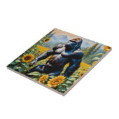 Gorilla aap in een veld van zonnebloem tegeltje (Zijkant)