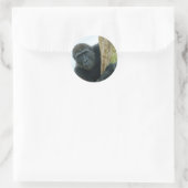 Gorilla achter de boom ronde sticker (Tas)