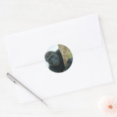 Gorilla achter de boom ronde sticker (Envelop)