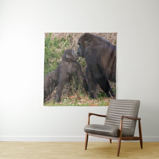 Gorilla Baby's Affectionate voor moeder Wandkleed (In situ)