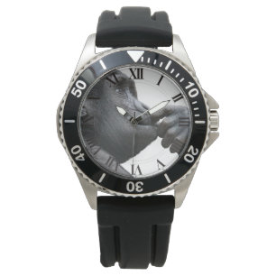 Gorilla denken met hand in mond horloge