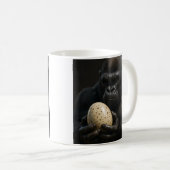 Gorilla Holding Egg Koffiemok (Voorkant rechts)