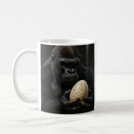 Gorilla Holding Egg Koffiemok (Links)