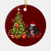 Gorilla met Pet schaats kerstmis Keramisch Ornament (Voorkant)