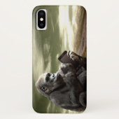Gorilla neemt de tablet in Case-Mate iPhone case (Achterkant)