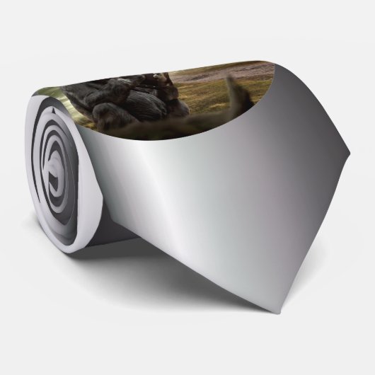 Gorilla neemt de tablet in stropdas (Opgerold)